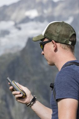 Yürüyüş yapanlar kendilerini İsviçre'deki bir Gps cihazı ile arazide yönlendirmek