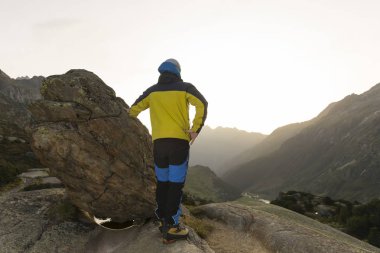Yürüyüşçüler yatay, güneşin bir bakış açısıyla tadını çıkarın.