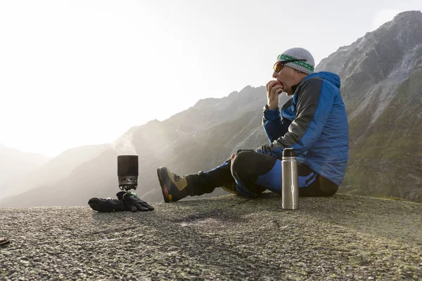 Caminhante come uma maçã durante uma pausa e prepara um chá quente — Fotografia de Stock