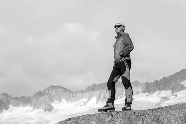 Senderista está pensando en el significado de la vida en los Alpes suizos —  Fotos de Stock