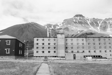 Terk edilmiş Rus maden kasabası Pyramiden yılında Svalbard, Spitsbergen, Norveç