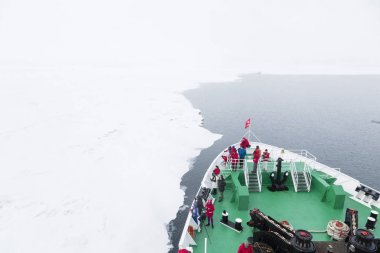 Longyearbyen, Norveç - 28 Haziran 2015: Sefer Arctic bir gemi ile
