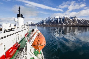 Longyearbyen, Norveç - 28 Haziran 2015: Sefer bir gemi ile