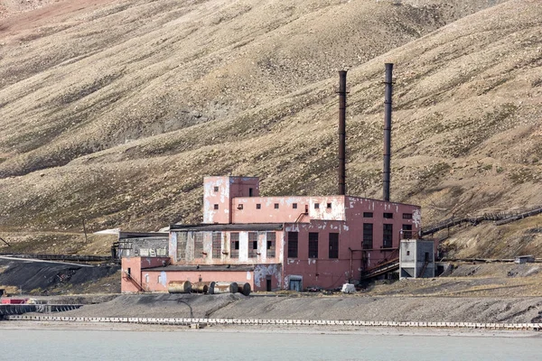 La città mineraria russa abbandonata Pyramiden nelle Svalbard, Spitsbergen, Norvegia — Foto Stock