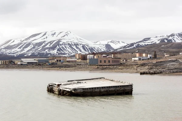 A cidade mineira russa abandonada Pyramiden em Svalbard, Spitsbergen, Noruega — Fotografia de Stock