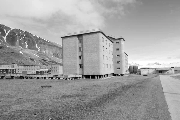 A cidade mineira russa abandonada Pyramiden em Svalbard, Spitsbergen, Noruega — Fotografia de Stock