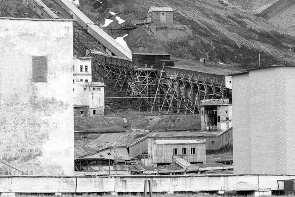 Terk edilmiş Rus maden kasabası Pyramiden yılında Svalbard, Spitsbergen, Norveç — Stok fotoğraf