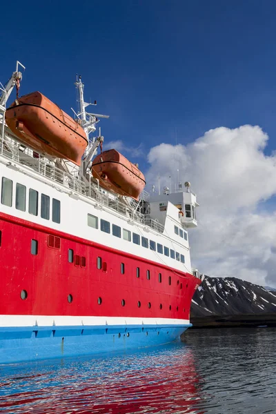 Expedition med ett skepp i Arktis Svalbard, Norge — Stockfoto