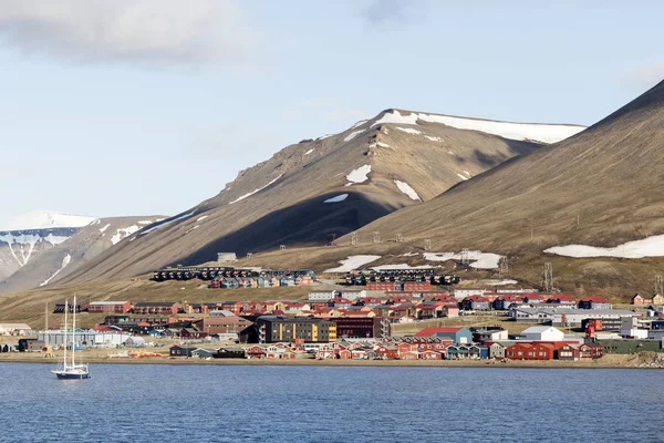 Estabelecimento de Longyearbyen em Svalbard, Spitsbergen, Noruega — Fotografia de Stock