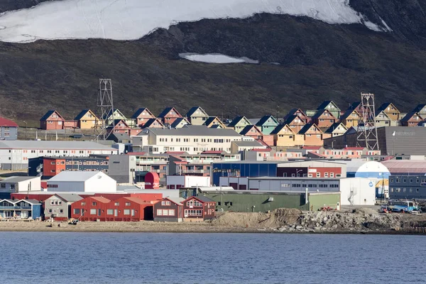 Longyearbyen, NORVEGIA - 7 luglio 2015: insediamento di Longyearbyen — Foto Stock