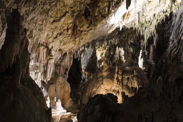 Dünyaca ünlü mağara Postojna, Slovenya sarkıt ve dikitler ile — Stok fotoğraf