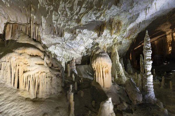 Dünyaca ünlü mağara Postojna, Slovenya sarkıt ve dikitler ile — Stok fotoğraf