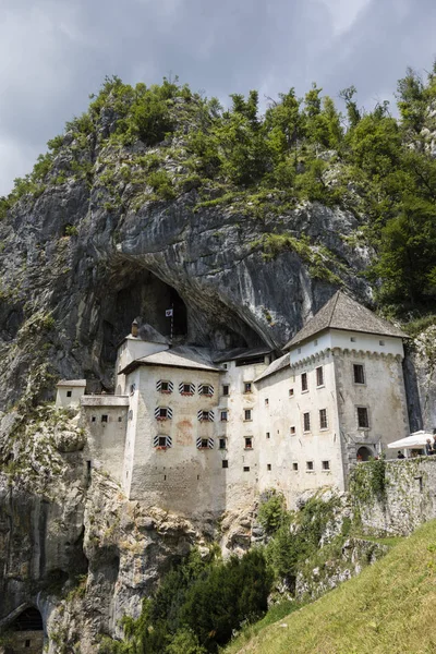 Postojna, Eslovenia - 11 de julio de 2017: Predjama; castillo en la desembocadura de la cueva en Postojna, Eslovenia en primavera — Foto de Stock