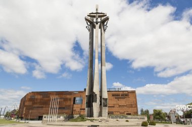 Danzig, Polonya - 7 Temmuz 2016: Stocznia Gdanska: anıt düşmüş tersane işçileri için