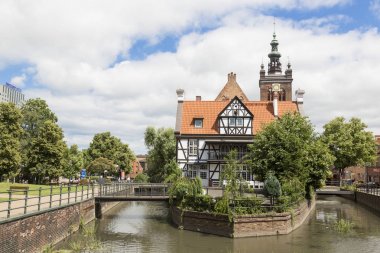 Danzig, Polonya - 7 Temmuz 2016: Raduni kanal Polonya Gdansk'ın eski kentte değirmen Adası'nda Miller'in evi (Dom Mlynarza) 
