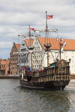 Danzig, Polonya - 7 Temmuz 2016: Eski bir Gdansk eski şehir Motlawa (Mottlau) Nehri üzerinde gemi cruise