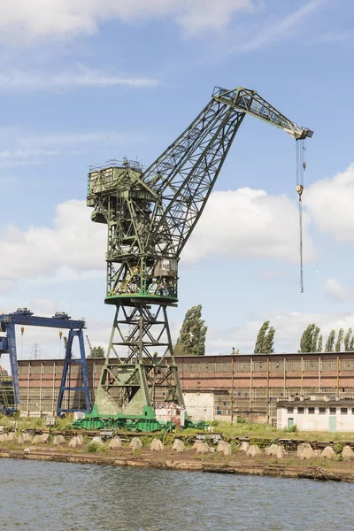 Danzig, Polonia - 7 de julio de 2016: Stocznia Gdanska fábrica industrial con grúas de astillero — Foto de Stock