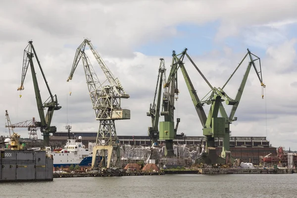 Danzig, Polonia - 7 de julio de 2016: Stocznia Gdanska fábrica industrial con grúas de astillero — Foto de Stock