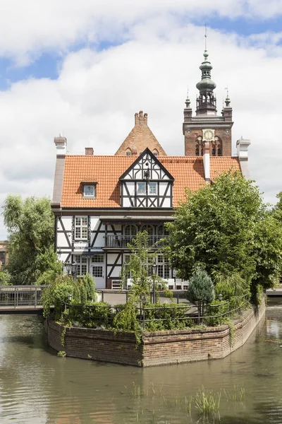 Danzig, Pologne - 7 juillet 2016 : Maison Miller (Dom Mlynarza) à l'île Mill sur le canal Raduni dans la vieille ville de Gdansk en Pologne — Photo