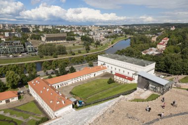 Vilnius, Litvanya - 19 Temmuz 2016: Şafak hill kulenin Vilnia nehir ve moderne Vilnius Merkezi görünümünden