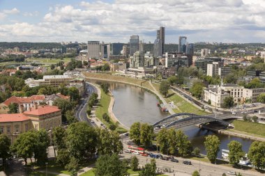 Vilnius, Litvanya - 19 Temmuz 2016: Şafak hill kulenin Vilnia nehir ve moderne Vilnius Merkezi görünümünden