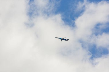 Vilnius, Litvanya - 19 Temmuz 2016: Uçak uçar hedefine doğru bulutlar altında