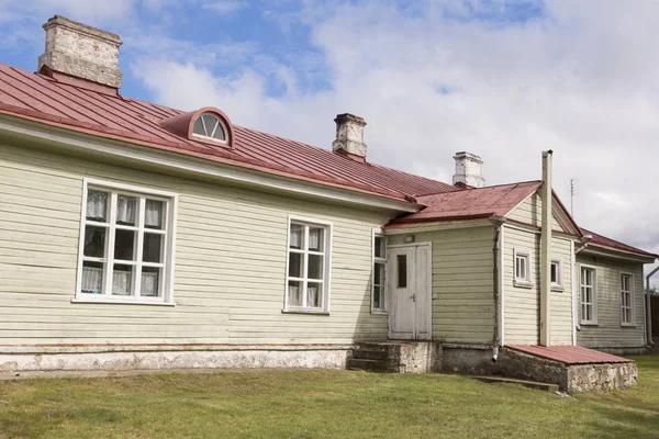 Vecchia casa in legno sull'isola di Hiiumaa, Estonia — Foto Stock