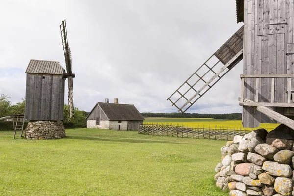 Tradiční dřevěné větrné mlýny ostrova Saaremaa, Estonsko — Stock fotografie