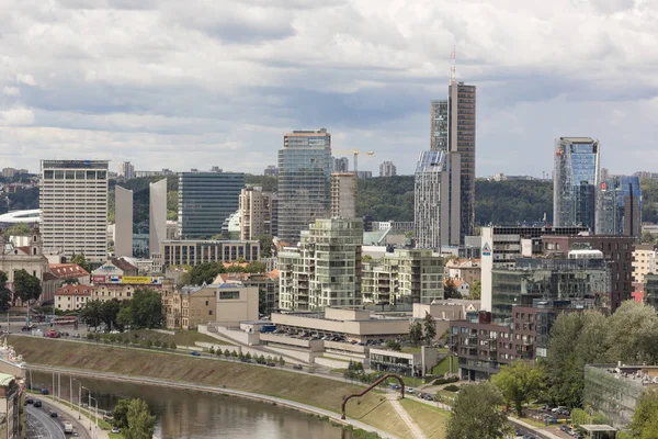 Vilnius, Lituania - 19 de julio de 2016: Vista desde lo alto de la colina de la Torre de Gediminas sobre el río Vilnia y el moderno centro de Vilnius — Foto de Stock