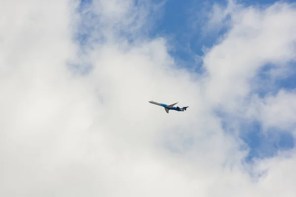 빌니우스, 리투아니아-7 월 19 2016: 비행기 파리 목적지를 향해 구름 아래 — 스톡 사진