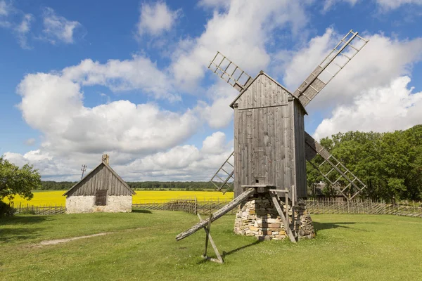 Alte Windmühle im angla heritage culture center. eine Windmühle im holländischen Stil auf der saaremma insel estland — Stockfoto