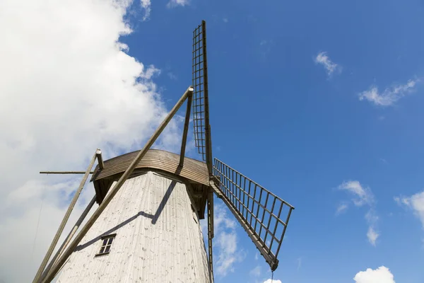 Vecchio mulino a vento nel centro culturale Angla Heritage. Mulini a vento in stile olandese sull'isola della Saaremma Estonia — Foto Stock