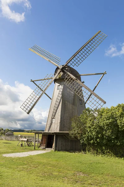 Vecchio mulino a vento nel centro culturale Angla Heritage. Mulini a vento in stile olandese sull'isola della Saaremma Estonia — Foto Stock