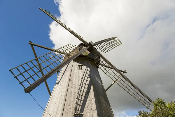 Antiguo molino de viento en Angla Heritage Culture Center. Molinos de viento de estilo holandés en la isla Saaremma Estonia — Foto de Stock