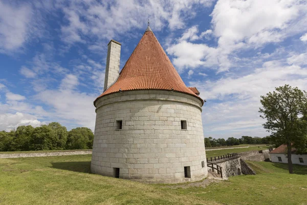Castelo de Kuressaare e sua torre. Dia ensolarado de verão. Ilha Saaremaa, Estónia — Fotografia de Stock