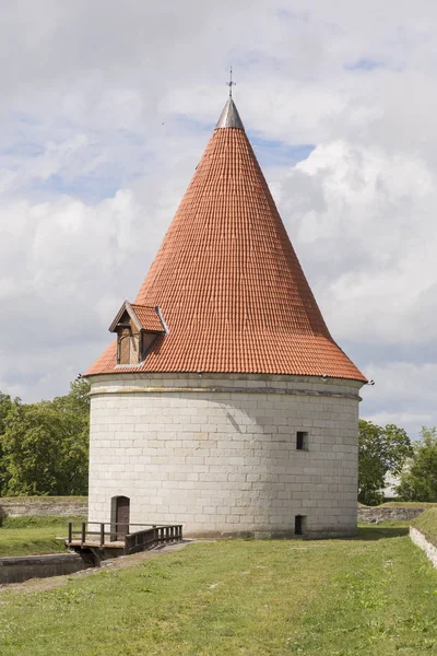 Château de Kuressaare et sa tour. Journée ensoleillée d'été. Île de Saaremaa, Estonie — Photo