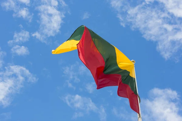 Litván nemzeti zászló lengett a szélben a kék felhős ég ellen — Stock Fotó
