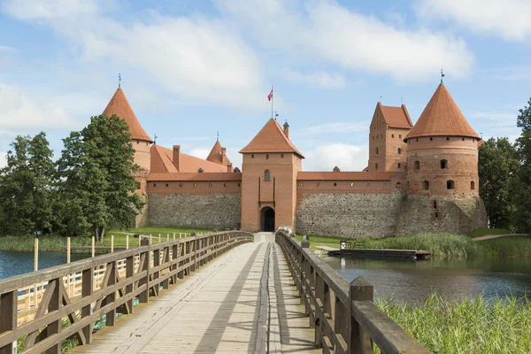Museu do Castelo da Ilha Trakai durante o verão. aldeia de Trakai, Lituânia — Fotografia de Stock