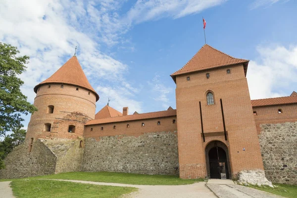 Entrée du musée du château de l "île de Trakai le jour près de Vilnius en Lituanie — Photo