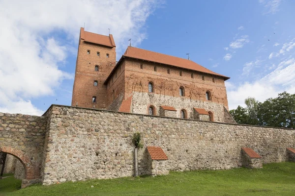 Fora de parte do Castelo de Trakai, à hora do dia, perto de Vilnius, na Lituânia — Fotografia de Stock