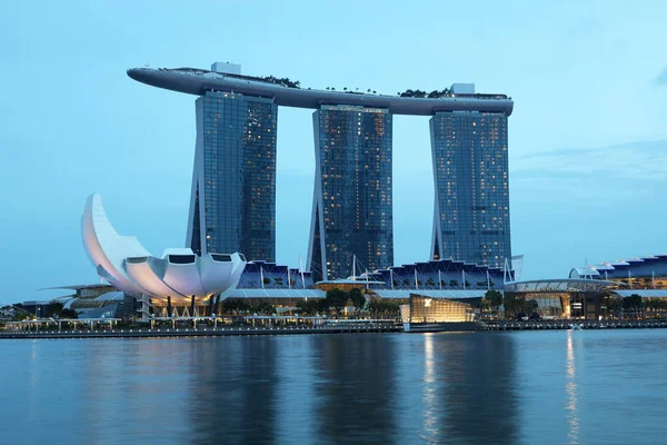 2017 年 12 月 9 日-シンガポール: 新しいマリーナ ベイ サンズ リゾート シンガポールで夕暮れ時に — ストック写真
