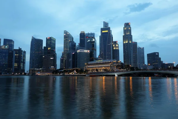CINGAPURA 10 de dezembro de 2017: Skyline of Singapores Business District ao entardecer — Fotografia de Stock