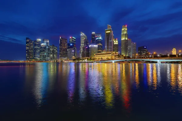 夜シンガポール ビジネス地区のシンガポール 2017 年 12 月 10 日: スカイライン — ストック写真