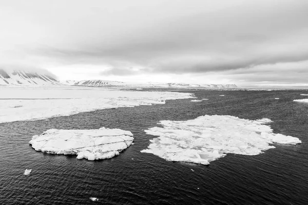 Iceberg flutua no mar polar de Svalbard, Spitsbergen — Fotografia de Stock