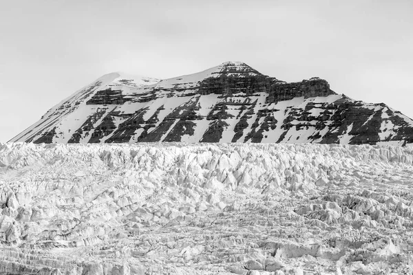 Ledovec a montain na pozadí v Svalbard, Špicberky — Stock fotografie