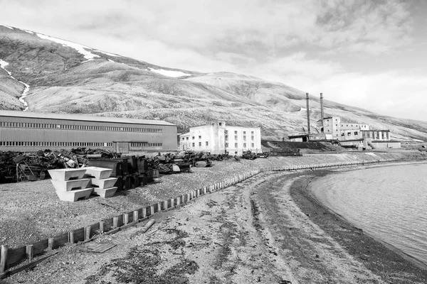 Opuštěné ruské hornické město destinaci Longyearbyen v Svalbard, Špicberky — Stock fotografie