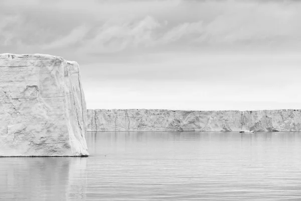 Eisberg schwimmt im Polarmeer Spitzbergen — Stockfoto