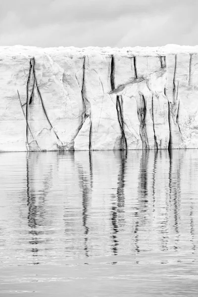 Eisberg schwimmt im Polarmeer Spitzbergen — Stockfoto