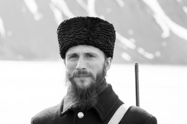 Pyramiden, Norveç - 25 Haziran 2015: Rus rehber bekler gost şehir