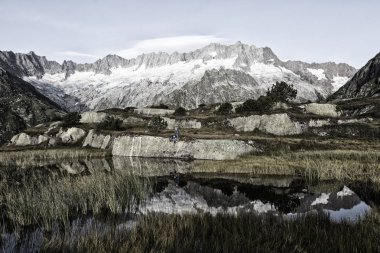 Alpinist Alpleri'nde bir dağ gölü bir gündoğumu sırasında bir ara yapar